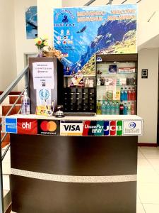 卡瓦纳科德Arum Qurpawasi Hospedaje的商店里的吧台,有饮料冷却器