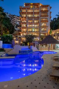 巴亚尔塔港Marcela Resort & Spa的大楼前设有游泳池的酒店