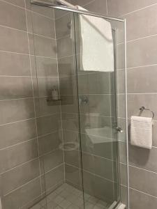 比勒陀利亚Blyde Beach Front Apartment Ground floor的浴室里设有玻璃门淋浴