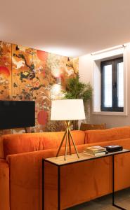 波尔图Byobu Apartment, by Bolhão Residences的客厅配有沙发和带台灯的桌子