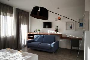 圣埃拉莫因科莱I Bannisti的客厅配有蓝色的沙发和书桌