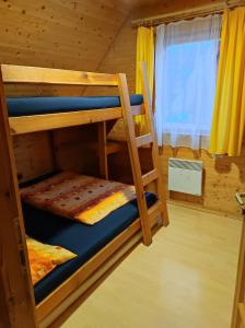 Dolní MoraviceChaty ve Ski-relax Avalanche Dolní Moravice的小屋内设有一间带两张双层床的卧室