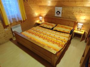 Dolní MoraviceChaty ve Ski-relax Avalanche Dolní Moravice的一间卧室配有一张带两张台灯的床铺。