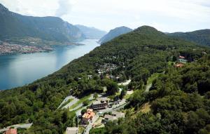 贝拉吉奥米拉波酒店的享有湖畔小山上小镇的空中景色