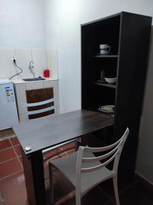 亚松森Pequeño departamento的厨房配有餐桌和椅子