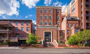 华盛顿Morrison Clark Inn Washington DC Convention Center的街道上的砖砌建筑群