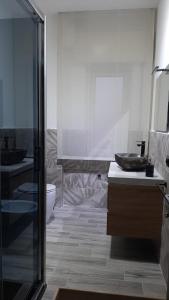 卡塔尼亚THE HOME OF MUSIC STARS的一间带两个盥洗盆和卫生间的浴室
