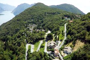 贝拉吉奥米拉波酒店的山上村庄的空中景观