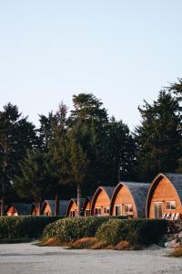 托菲诺Ocean Village Resort的背景中一排树木的房屋