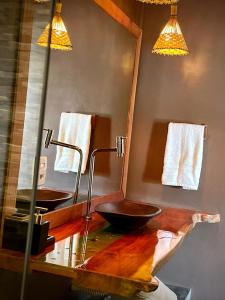 皮帕Casa Palmeira的浴室设有2个水槽和镜子