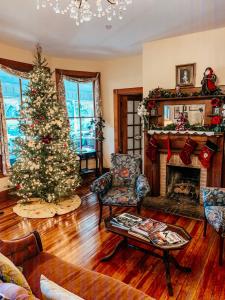 盖恩斯维尔Sweetwater Branch Inn的客厅配有圣诞树和壁炉