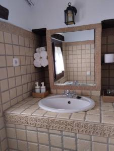 赫纳尔瓜西尔Casa Harillo-Charming 1 bedroom in Genal mountains的一间带水槽和镜子的浴室
