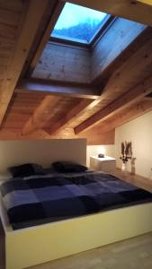 韦尔芬Apartment Hohenwerfen的一间卧室配有一张带天窗的大床
