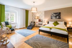 罗西瑙城堡罗西瑙城堡高级酒店的一间带大床的卧室和一间客厅
