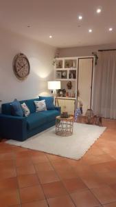 波佐利Terrazza Miracapri的客厅配有蓝色的沙发和桌子