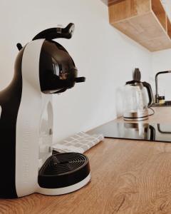 ĶesterciemsBreeze Albatross的坐在厨房柜台上的黑白混音器