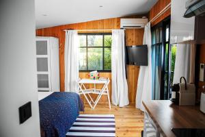 雷日卡普费雷Beach House的客房设有床、桌子和窗户。