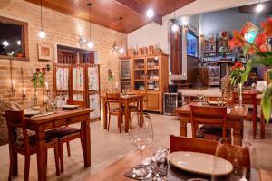 圣弗朗西斯科泽维尔Pousada Teto do Cafundó的用餐室配有木桌和椅子