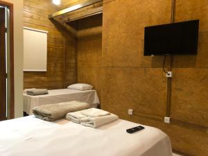 德尔菲诺波利斯Pousada Canastra Sul的客房设有两张床和一台平面电视。