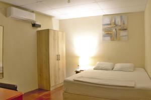 圣安娜Casa Central de Santa Ana的卧室配有白色的床和橱柜。