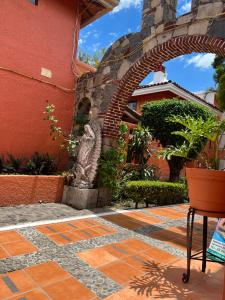 阿吉吉克Hotel Villas Ajijic, Ajijic Chapala Jalisco的建筑前方有雕像的石头通道