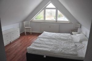 卡尔斯哈根Fewo Peeneblick_LINA的一间卧室设有一张床和一个大窗户