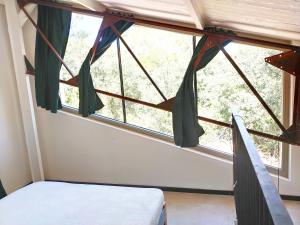 尼姆Spa Nimeslodge的一间卧室配有床和带窗帘的窗户