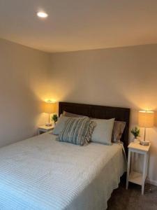 圣路易斯-奥比斯保2 Bedroom Coastal Home in SLO的一间卧室配有一张带2个床头柜的大床