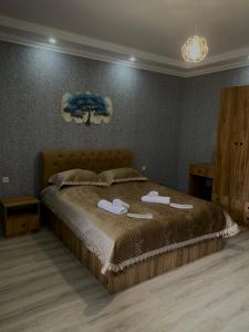 博尔若米White House In Borjomi的一间卧室配有一张床,上面有两条毛巾