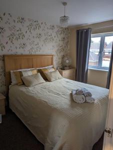 普利斯坦丁3 bedroom detached by the sea的一间卧室配有一张大床和毛巾