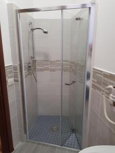 罗马格列佛洛奇住宿加早餐酒店的浴室里设有玻璃门淋浴