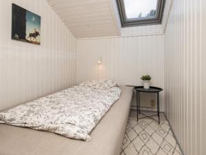奥贝克Holiday home Ålbæk XXVIII的一间小卧室,配有一张床和一张桌子