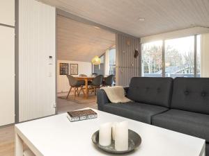 奥贝克Holiday home Ålbæk XXVIII的客厅配有沙发和桌子