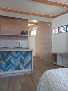 巴伊亚英格莱萨Hostal CKAIR的一间设有床铺和厨房的房间
