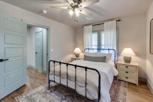 俄克拉何马城Charming 2 bed 1 bath Tudor - Near Plaza & Midtown的一间卧室配有一张床和吊扇