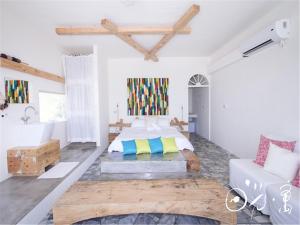 鹅銮鼻垦丁 日光●寓的白色卧室配有床和沙发