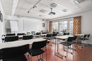 于默奥博特尼亚贝斯特韦斯特酒店的一间空的教室,里面配有桌椅和白板