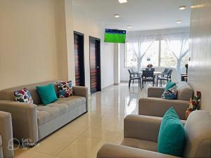 阿约拉港Suite Familiar en Puerto Ayora的带沙发的客厅和墙上的电视