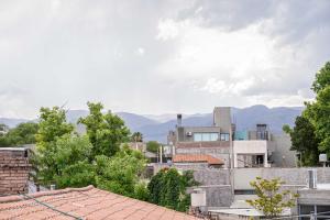 门多萨Amplio y elegante chalet en la mejor zona de Mendoza的享有以山脉为背景的城市美景