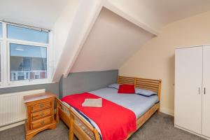 盖茨黑德City Centre Large Luxury Rooms Free Parking的一间卧室设有一张床和一个窗口