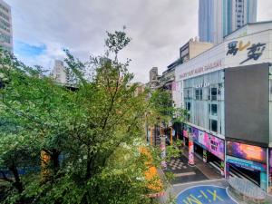 台北长虹饭店的一条拥有高楼和树的城市街道