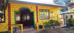 ItaytayRodel Yellow Hauz的一座黄色的小房子,色彩缤纷