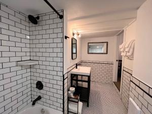 SeaviewThe Seaview Cottages的白色的浴室设有浴缸和水槽。