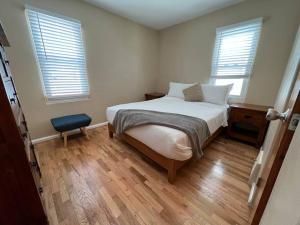 比林斯Snug, neighborly home perfect for your small group的一间小卧室,配有床和2个窗户