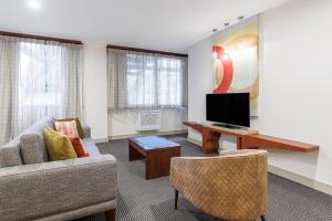 惠灵顿惠灵顿城市生活酒店的带沙发和电视的客厅