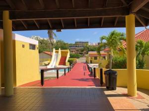 法哈多Casa Rosado @ Villa Marina Fajardo Pool Yunque的庭院里摆放着一排椅子和红地毯