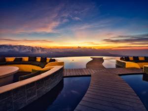 姆杜克Elevate Bali的一座酒店游泳池,享有日落美景