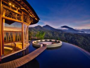 姆杜克Elevate Bali的一座带游泳池和山脉的度假村