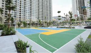 胡志明市Landmark View 2 bedrooms condo in T1 Masteri Thao Dien, Fully Furnished With Full Amenities的一座高楼城市的篮球场