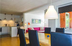 伦讷3 Bedroom Lovely Home In Rnne的用餐室以及带桌椅的起居室。